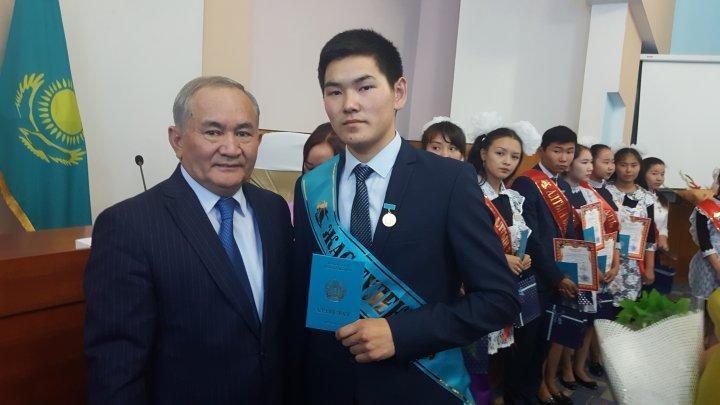 Мектеп мерейін асырған түлек